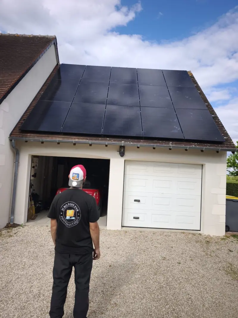 Panneaux solaires full black sur le toit d'une maison
