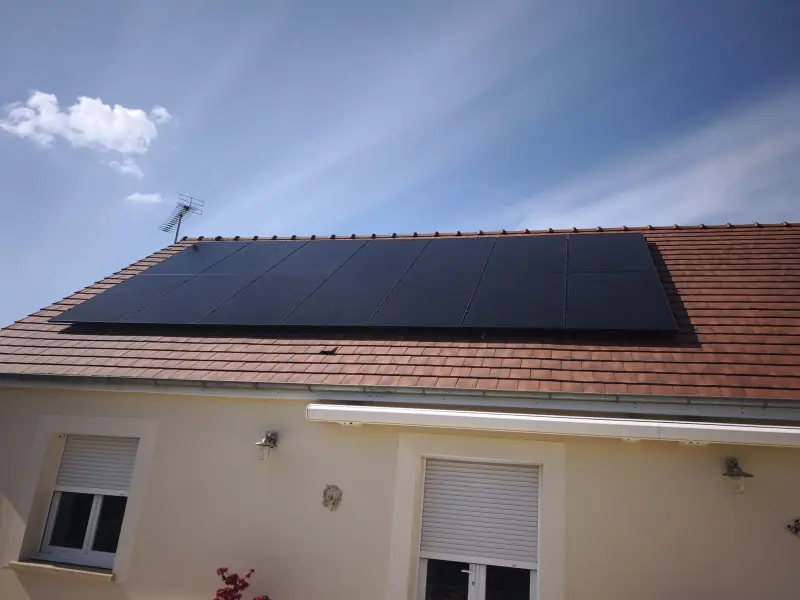 Installation de panneaux solaires sur toiture en tuiles