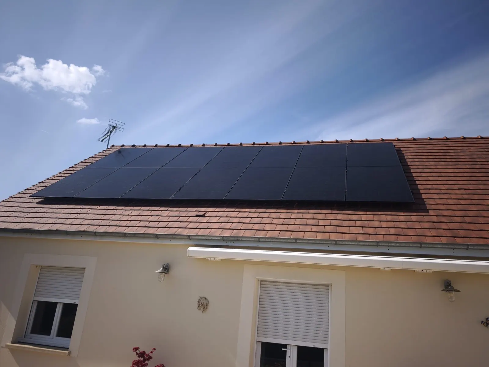 Deux rangées de panneaux solaires full black sur toiture en tuiles
