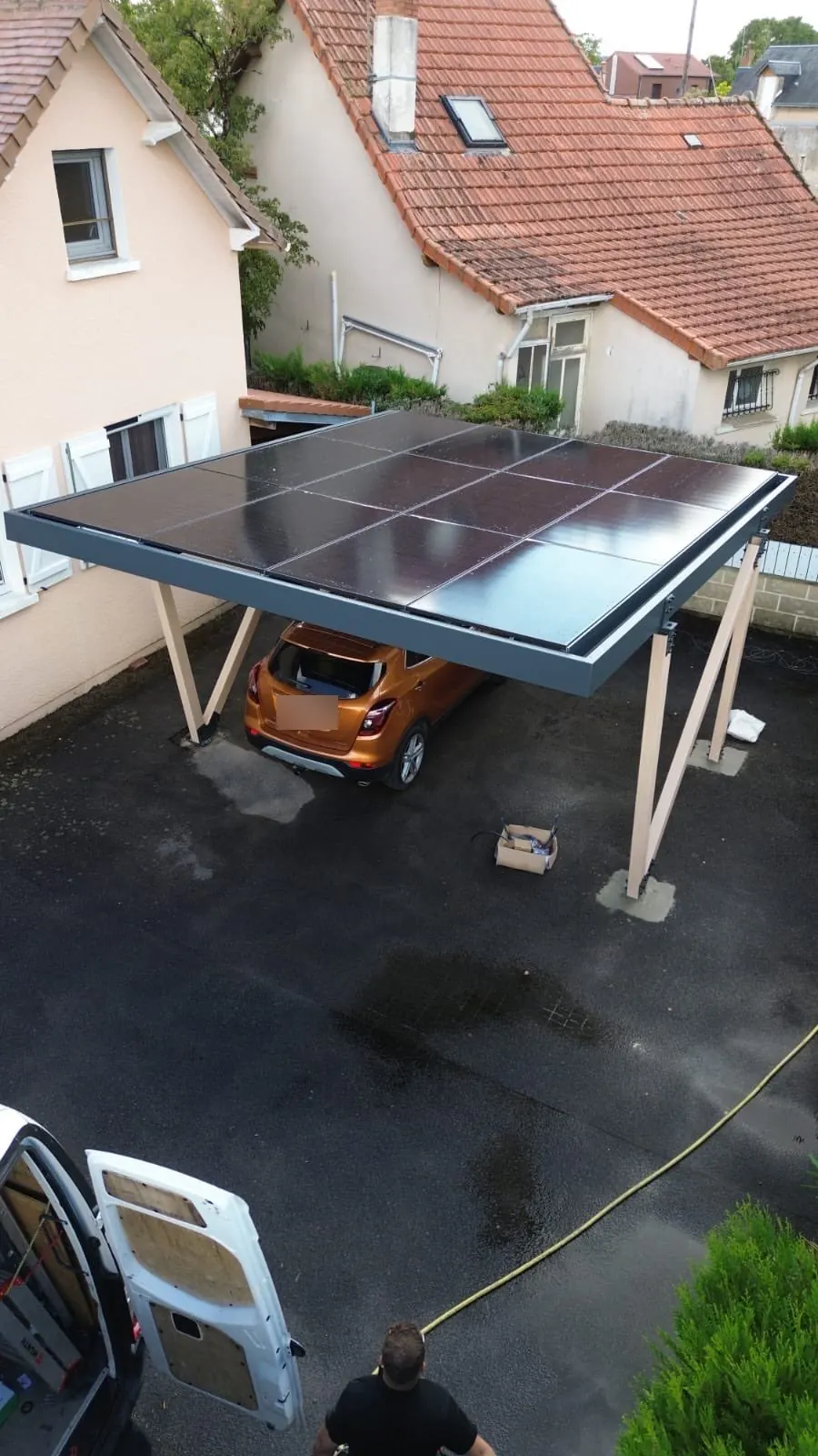 Vue aérienne d'un carport solaire résidentiel en bois et aluminium anthracite